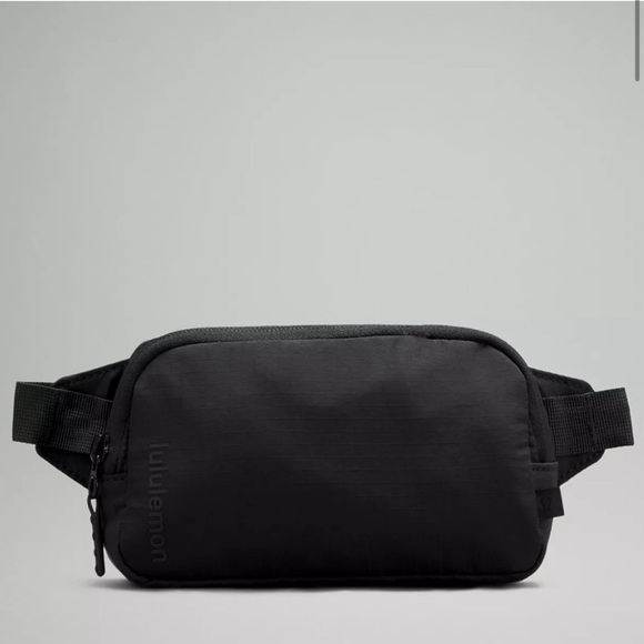 NWT Lululemon Mini Belt Bag in Black - Picture 5 of 10